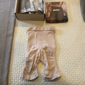 SKIMS Sculpting Short Mid Thigh W/ Open Gusset, size L/XL